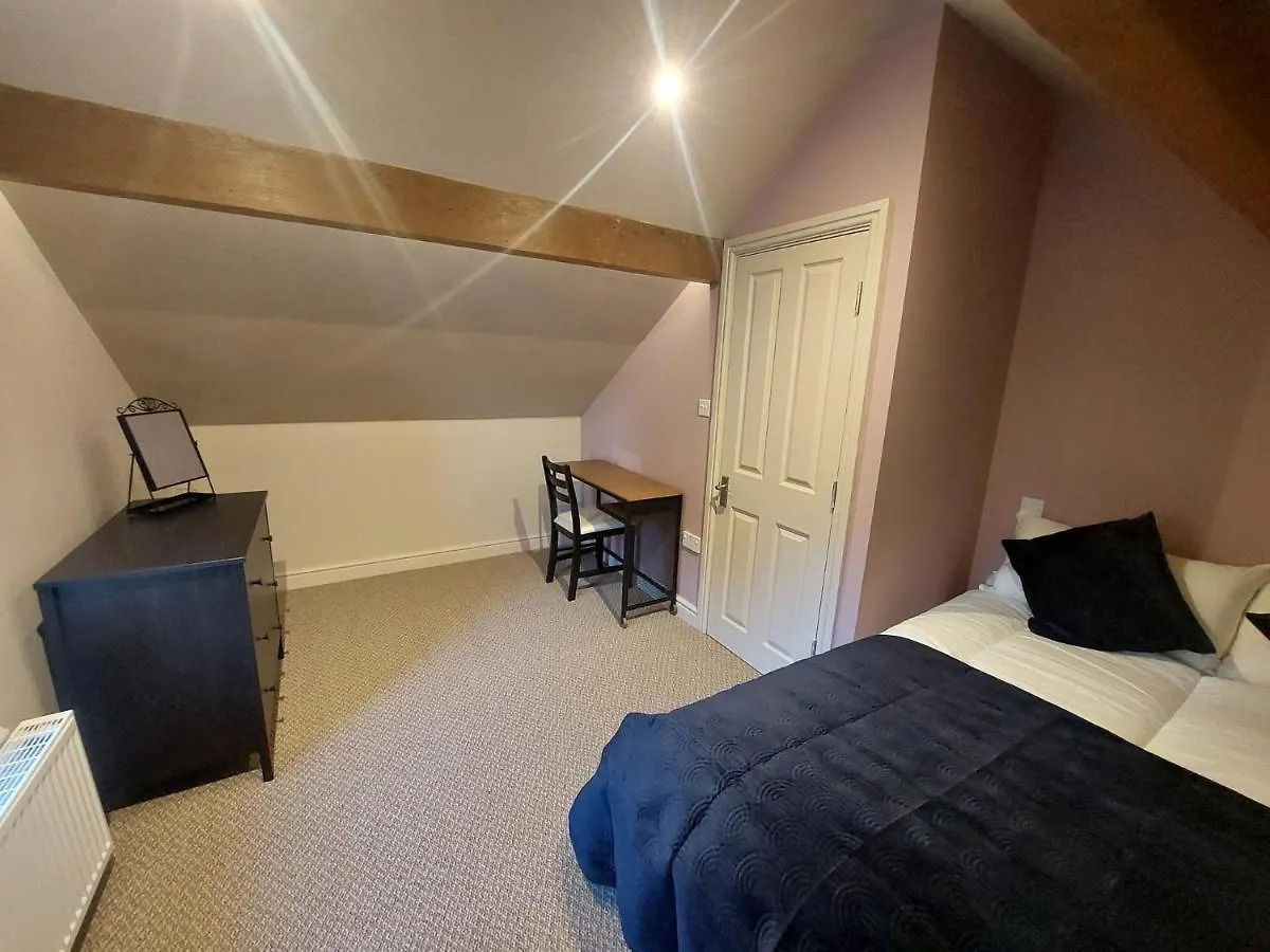 Spacious 4 Double Bedroom House In Huddersfield With Parking بيت للعطل