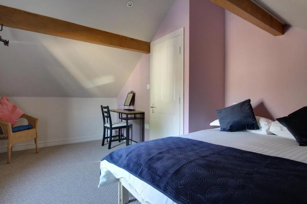 Spacious 4 Double Bedroom House In Huddersfield With Parking المملكة المتحدة
