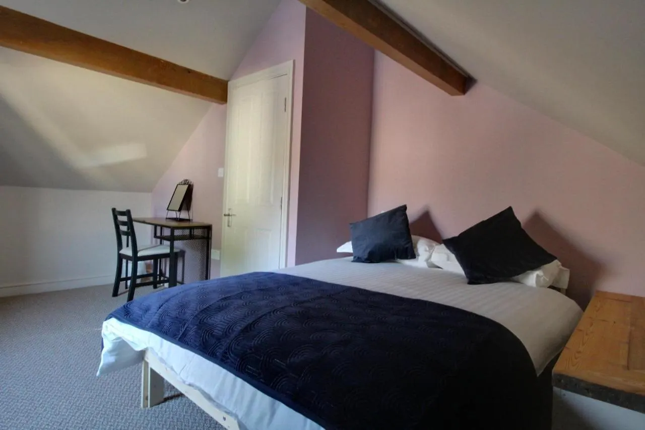 Spacious 4 Double Bedroom House In Huddersfield With Parking بيت للعطل
