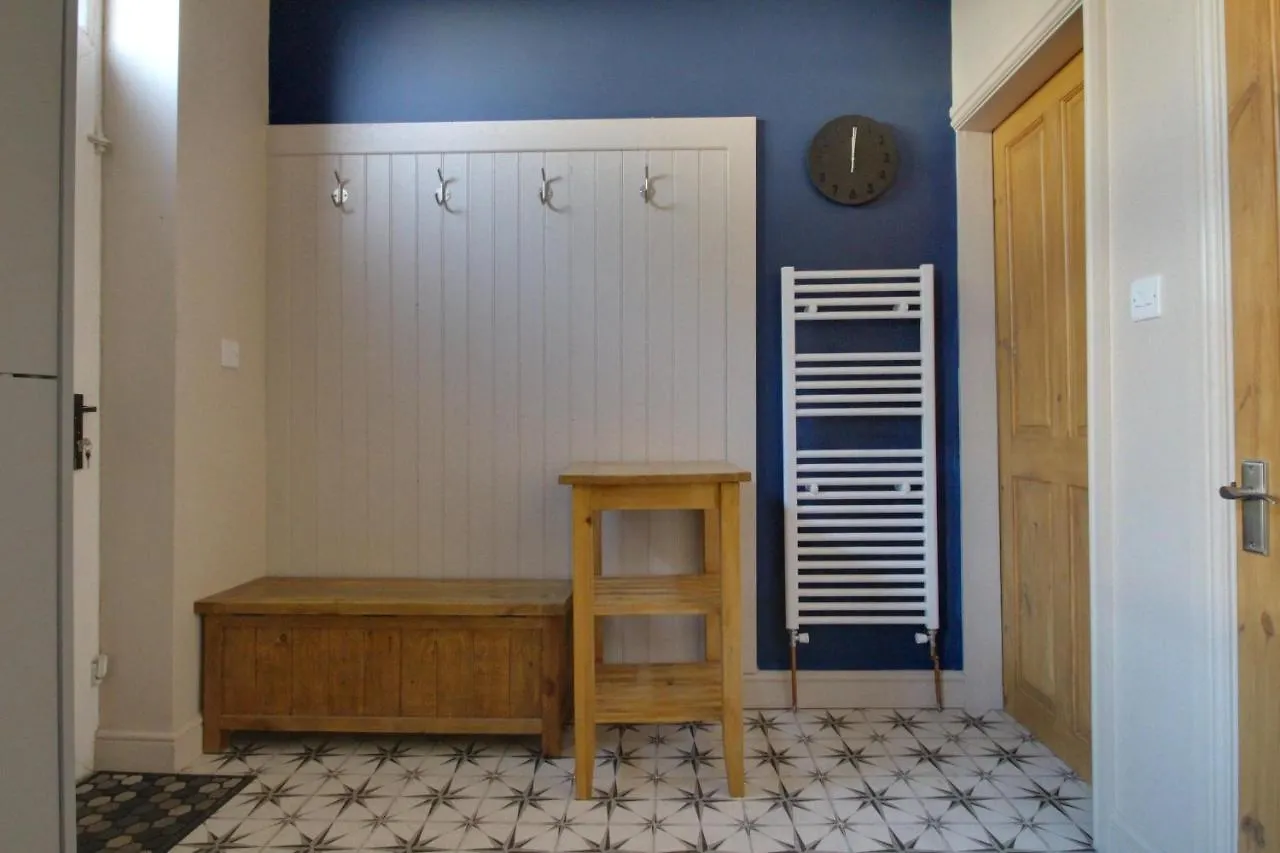 Spacious 4 Double Bedroom House In Huddersfield With Parking
